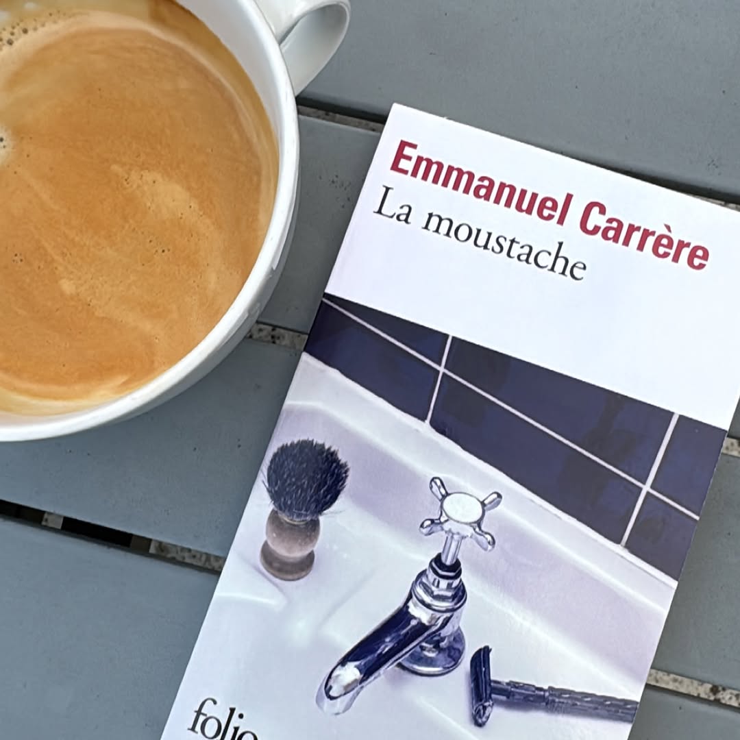 La moustache de Carrère : le vertige d’un rasage
